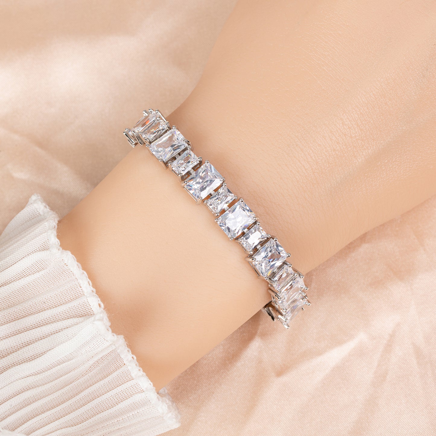 Hot Sale 2026 New Collection Gold Plated Multi Color Cubic Endless Bracelet Women Wholesale（副本）